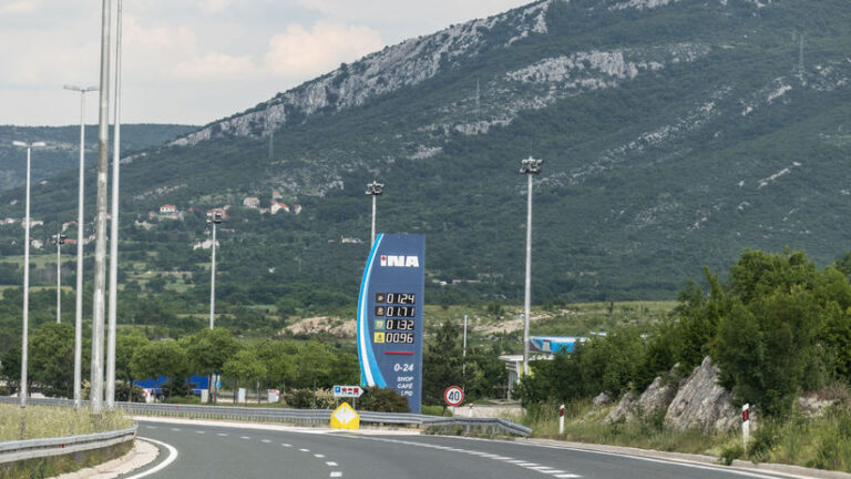 Ako ušetriť desiatky eur za benzín či naftu cestou k moru? Tu je 8 rád  - Poradňa - Auto - Pravda