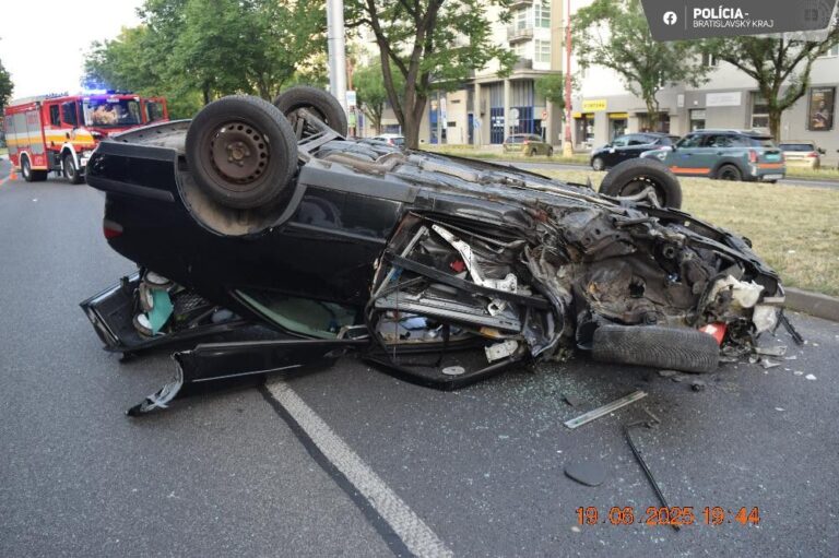 FOTO: Sfetovaný šofér paralyzoval dopravu v Bratislave. Narazil na obrubník, auto prevrátil na strechu - Doprava - Auto - pravda.sk