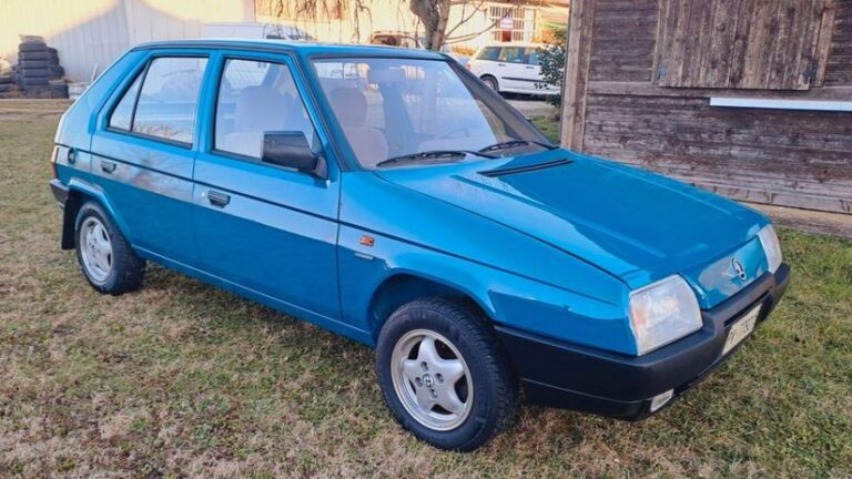 Škoda Favorit: Tento nádherný kus nie a nie predať. Majiteľ už pritom zľavil - Magazín - Auto - pravda.sk