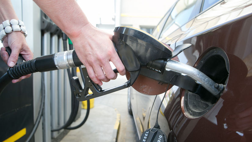 tankovanie palivo auto nafta benzin benzinova pumpa clanokW Benzín a nafta môžu zdražieť o 40 centov. Príde cenový šok?
