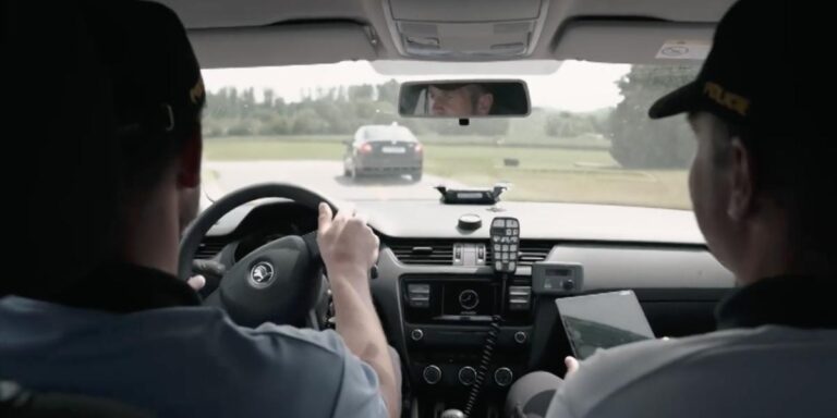 Česko ukázalo prevratnú inováciu, polícia dokáže zastaviť auto na diaľku. Vodič nemá šancu ujsť