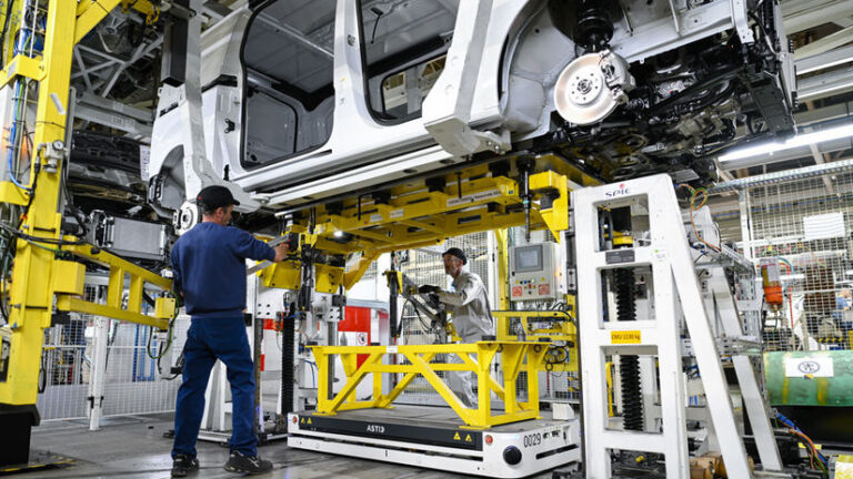 Stellantis šokuje: Sme pár mesiacov od katastrofy, možno budeme musieť zatvoriť fabriky - Magazín - Auto - pravda.sk