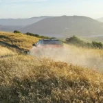 2026subaruunchartedteaser Subaru Uncharted: Nový elektromobil vznikol opäť v spolupráci s Toyotou