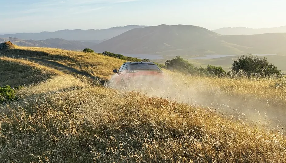 2026subaruunchartedteaser Subaru Uncharted: Nový elektromobil vznikol opäť v spolupráci s Toyotou