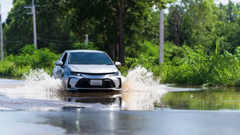 Aká hlboká voda je pre auto už nebezpečná? Ani elektromobily nie sú pred ňou v bezpečí