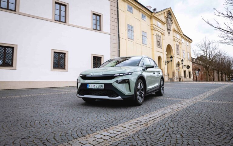 Až dve tretiny predaných nových áut sú čisto elektrické. V Dánsku už spaľovákom odzvonilo