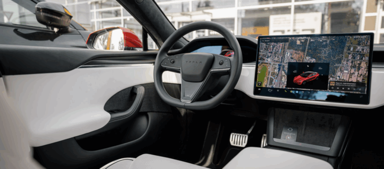 V Tesle sa už porozprávate aj s AI. Musk chystá integráciu modelu Grok