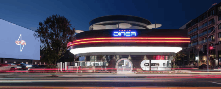 Tesla Supercharger Diner je tu. Rýchle jedlo priamo počas nabíjania