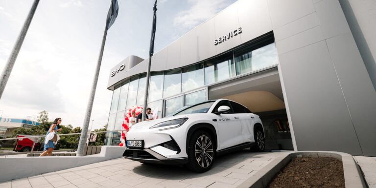 Predajmi dorovnali Teslu, teraz otvárajú prvý showroom na Slovensku. Jazdili sme s prvými elektromobilmi BYD na SK