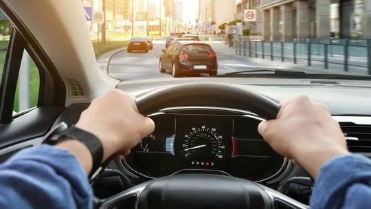 Držíte volant ako vás to učili pred rokmi v autoškole? Dnes to už neplatí - Poradňa - Auto - Pravda