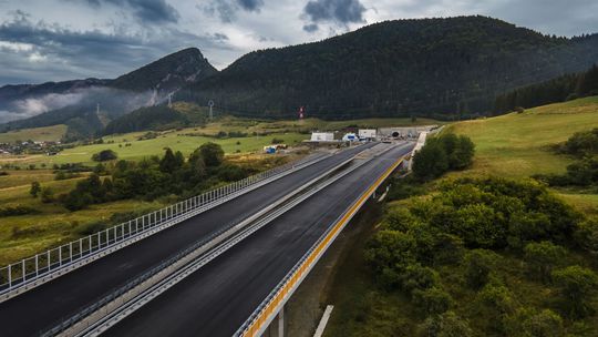 Obe rúry tunelu Višňové už majú vozovku. Možno ho dokončia tento rok - Doprava - Auto - Pravda