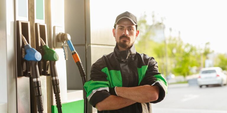 Ich „lacná ruská ropa“ bola klamstvo. Čísla ukazujú, že tankujeme najdrahšie vo V4 | Autobazar.EU