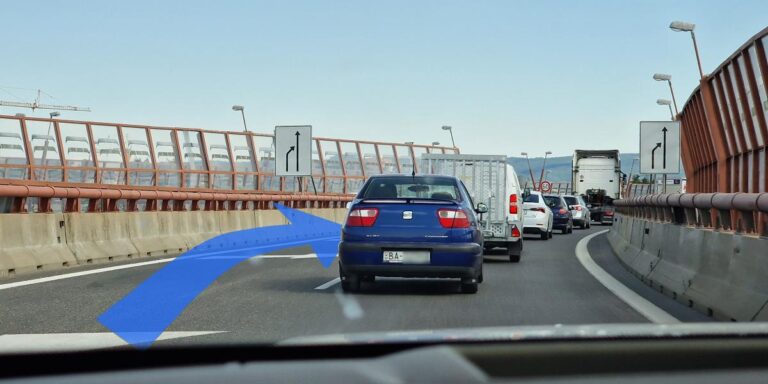 Otázka čitateľa nás „odrovnala“: Poctivo čakám v kolóne, iní ma obiehajú cez druhý pruh. Ako im v tom mám legálne zabrániť? Naša odpoveď | Autobazar.EU