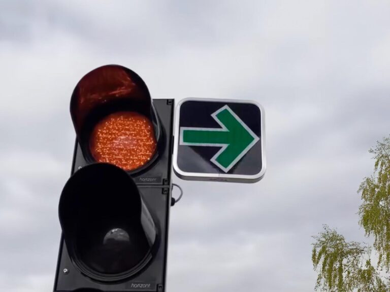 Táto dopravná značka vám umožní prejazd na červenú. Mnoho vodičov ju však stále nepozná | Autobazar.EU