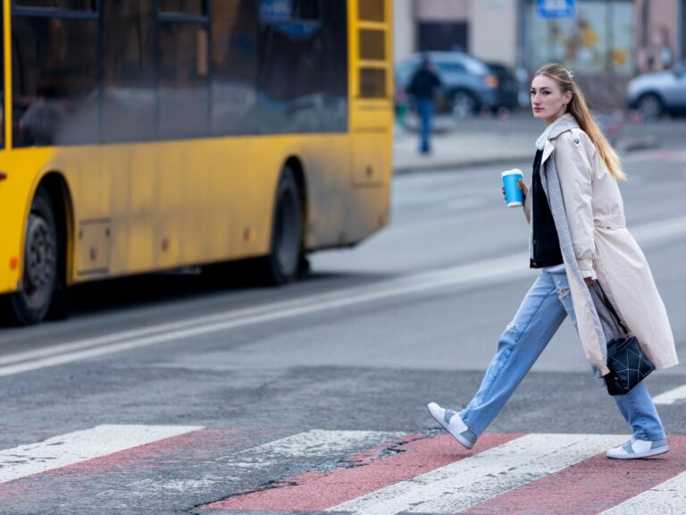 Budú skutočne merať rýchlosť chodcov max. 6 km/h? Vysvetľujeme návrh novely zákona o cestnej premávke