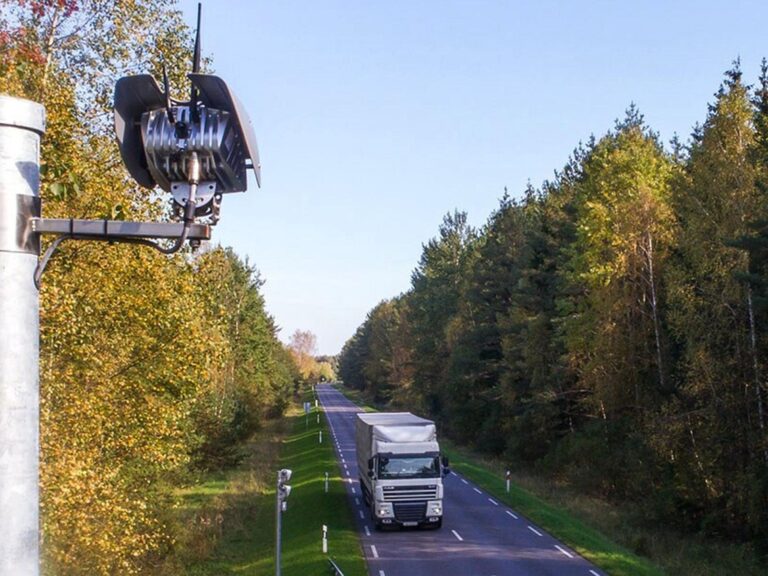 Schválili koniec skrytých radarov. Teraz budú každých 500 metrov, ale označené a vidia viac. Reforma radarov z Talianska začala platiť ešte v júni | Autobazar.EU