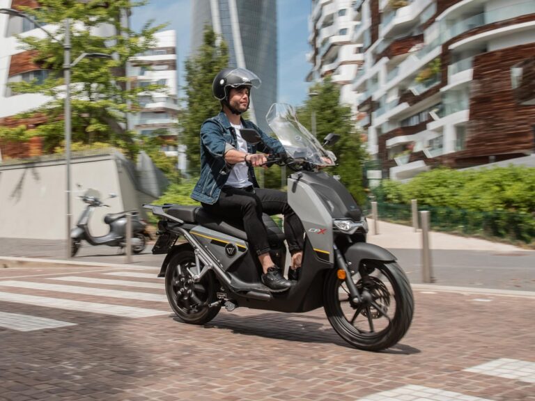 Prečo nechávajú motorkári zapnuté smerovky aj keď idú rovno? Odpoveď dáva zmysel, mali by ju poznať všetci vodiči | Autobazar.EU