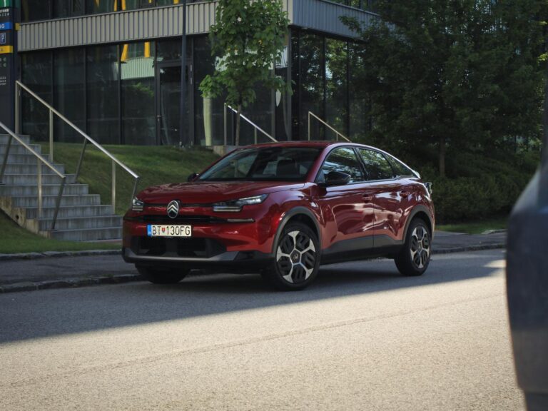 Test: Citroën C4 PureTech 130 EAT8: Krásny crossover s automatom a najlepším podvozkom | Autobazar.EU