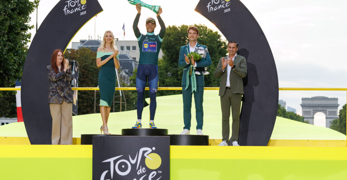 Škoda Auto odovzdala víťazovi Tour de France 2025 vlastnoručne navrhnutú trofej
