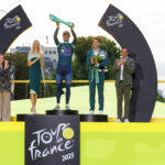 Škoda Auto odovzdala víťazovi Tour de France 2025 vlastnoručne navrhnutú trofej