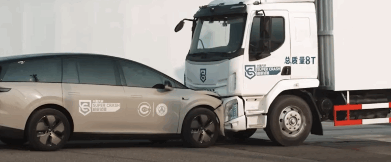 Li Auto šokovalo videom: V crash teste sa proti sebe postavili elektromobil s nákladiakom