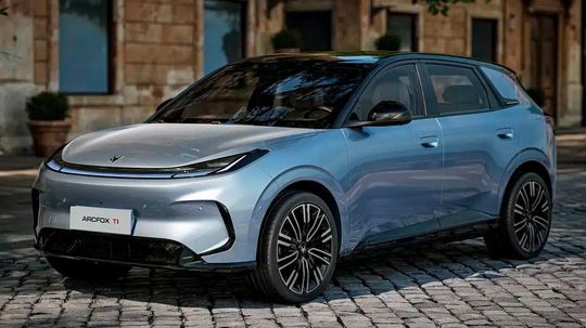 BAIC Arcfox T1: Čínsky hatchaback s prémiovou výbavou by sa v Európe nestratil - Novinky - Auto - Pravda