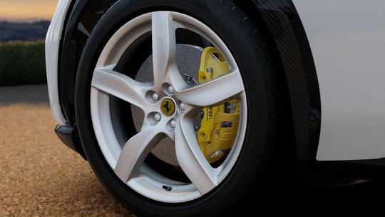 Ferrari má problém s brzdami. Pri aute s výkonom 540 kW to nechcete zažiť - Magazín - Auto - Pravda