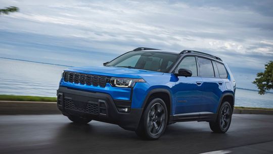 Jeep Cherokee: Nová generácia bude hybridná, ale terénnu sa báť nemieni  - Novinky - Auto - Pravda