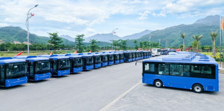 Vietnamské mestá významne elektrifikujú. Jazdia v nich stovky elektrobusov