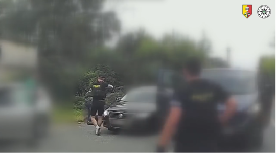 VIDEO: Ľudí okrádal o veľké peniaze. Pozrite si zásah polície, keď muža prekvapili priamo pri preberaní vyše milióna - Doprava - Auto - Pravda