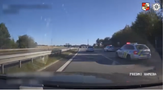 VIDEO: Žena prerazila zátarasy, zastavil ju až kamión. Policajti zabili tri muchy jednou ranou - Doprava - Auto - pravda.sk