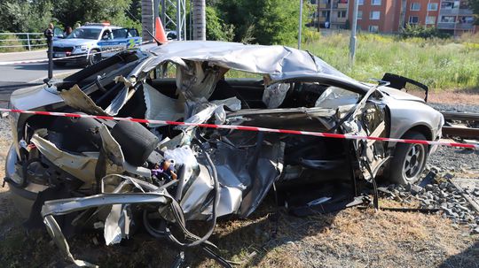 VIDEO: Z týchto desivých záberov mrazí. Unikal policajtom, zošrotoval ho vlak - Magazín - Auto - pravda.sk
