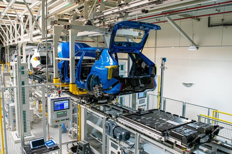 Na Slovensku sa vyrába ďalší elektromobil. Boli sme pri štarte výroby Kia EV4, poznáme slovenskú cenu
