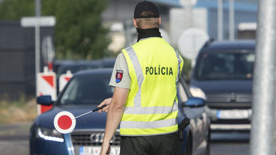 Smie policajt zadržať tabuľku s EČV? A môže vás prinútiť ju demontovať? - Poradňa - Auto - pravda.sk