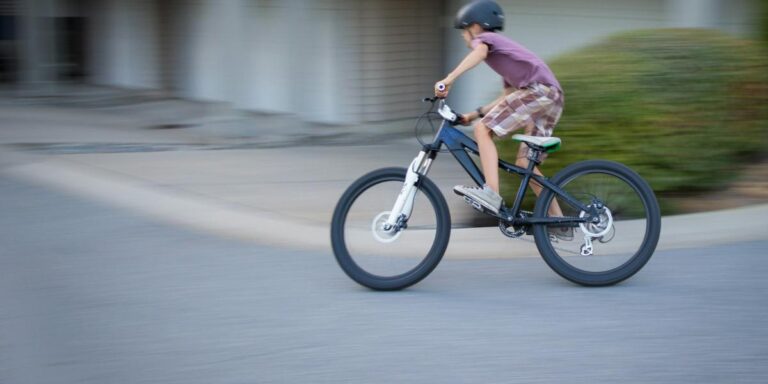 Zrazil dieťa na bicykli, za škody žaluje rodičov. Platia dopravné predpisy aj pre deti? | Autobazar.EU