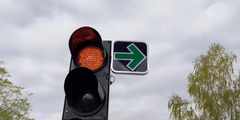 Táto dopravná značka vám umožní prejazd na červenú. Mnoho vodičov ju však stále nepozná | Autobazar.EU