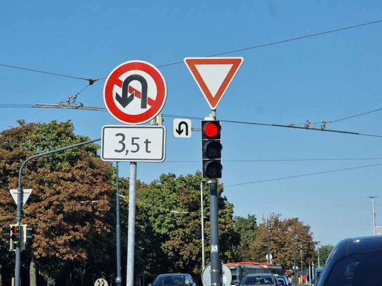 Rozumiete, čo znamená táto skupina dopravných značiek? Môžete sa tu otočiť alebo nie? | Autobazar.EU