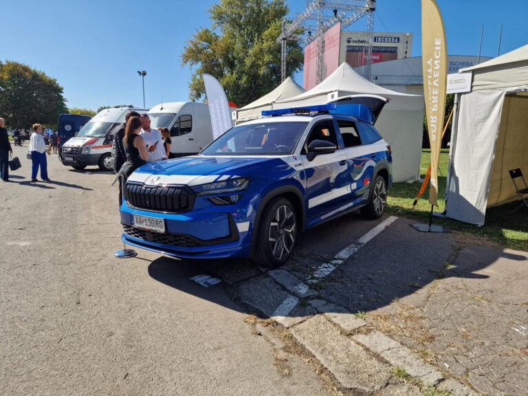 Ďalšie policajné polepy pobúrili, auto sme si pozrieli osobne. Je to celé inak, tvrdia príslušníci | Autobazar.EU