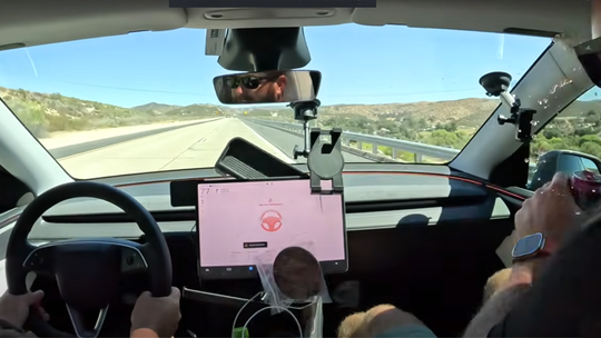 Musk sľúbil, že Tesla prejde naprieč USA v autonómnom režime. Nabúrala po 100 km - Magazín - Auto - Pravda