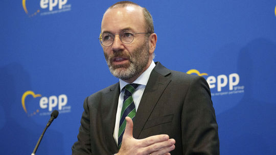 Šéf najsilnejšej frakcie v europarlamente: Zákaz spaľovacích motorov zrušíme! - Magazín - Auto - Pravda