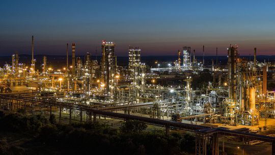 Maďarská rafinéria Duna oslavuje. MOL v nej mení kuchynský olej na biodiesel a skúma syntetické palivá - Magazín - Auto - Pravda