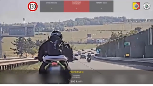 VIDEO: Motorkári si z diaľnice urobili pretekársky okruh. Žena dokonca obiehala policajtov po pravej strane - Doprava - Auto - Pravda