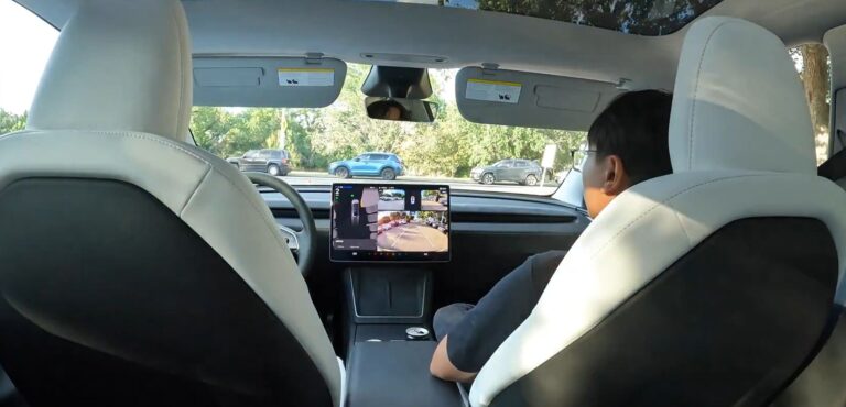 Bezpečnosť na druhom mieste? Operátor musel zachraňovať Robotaxi v plnej premávke