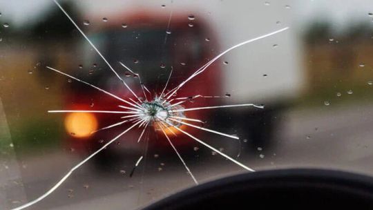 Z malej praskliny veľký problém. Kvôli poškodenému čelnému sklu môžete prísť o ‘vodičák‘ - Poradňa - Auto - Pravda
