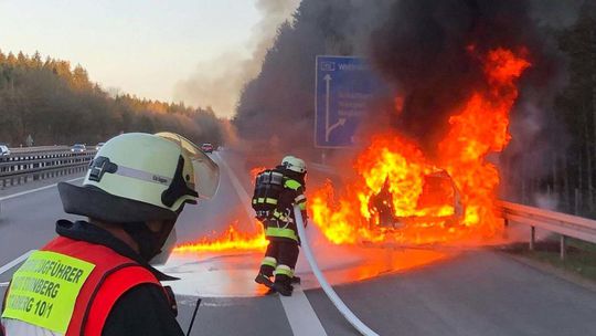 Tragédia: V Tesle zhoreli muž a dve deti. Auto v plameňoch nevedeli otvoriť - Magazín - Auto - Pravda