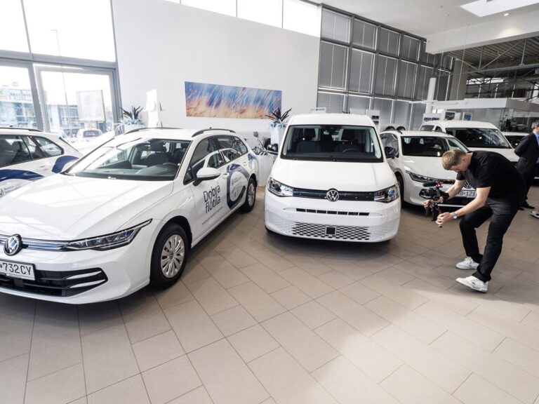 Dobrá flotila: Nadácia Volkswagen Slovakia odovzdala deväť vozidiel neziskovým organizáciám, svet je stále obývateľný