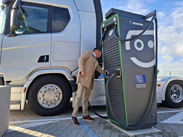 Na Slovensku pribudli ďalšie 400 kW nabíjačky. Sú v blízkosti diaľnice D1, pomôžu najmä nákladnej doprave