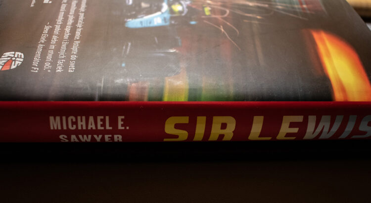 Recenzia knihy – Sir Lewis: Silná osobnosť, ešte silnejšie témy