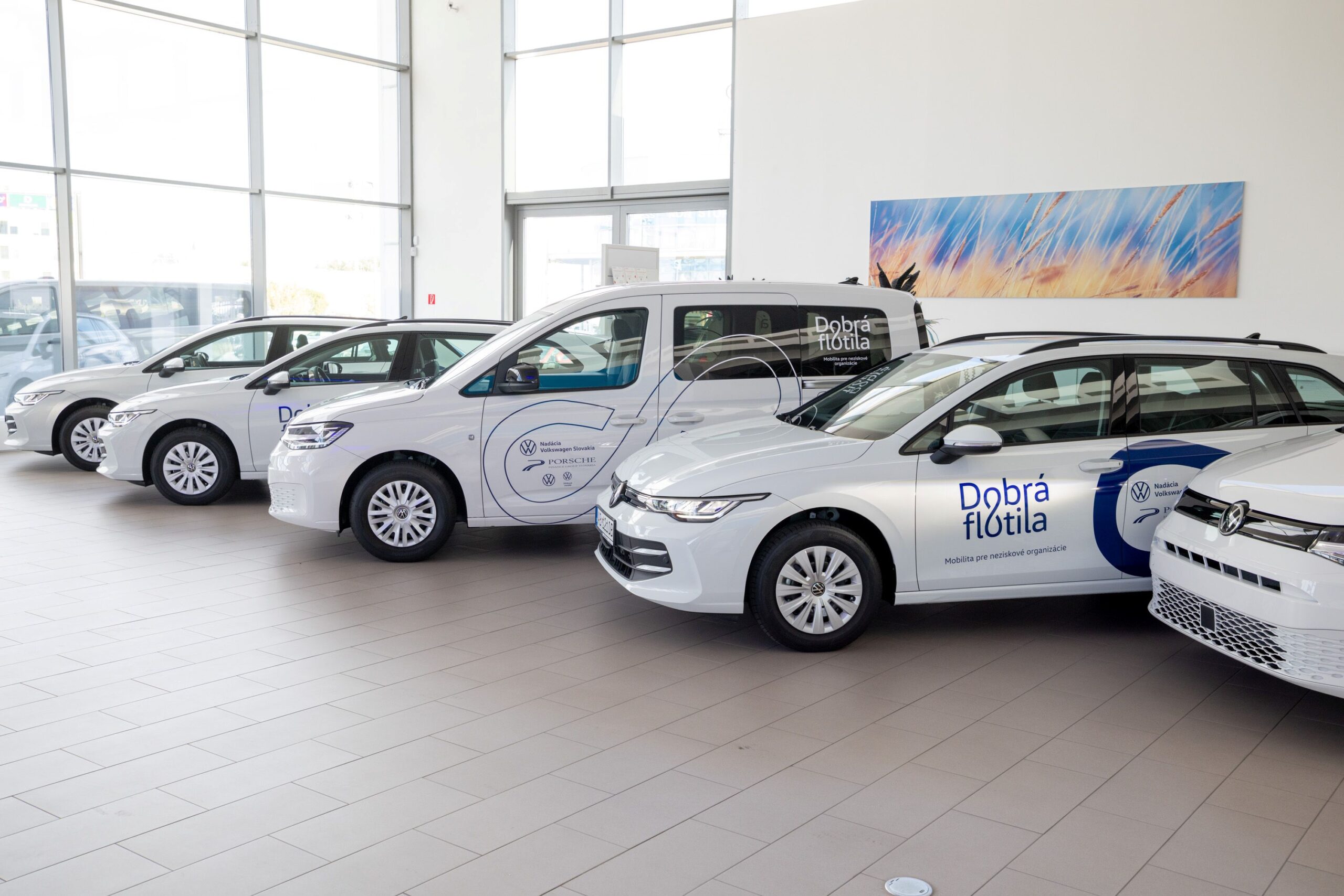 Volkswagen Slovakia podporil neziskovky deviatimi autami