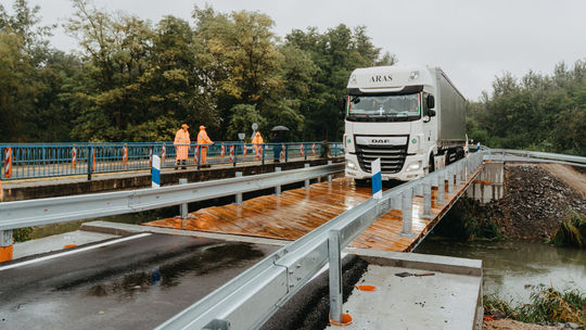 Začala obnova mostu pri Veľkých Úľanoch. Využiť možno dočasné premostenie - Doprava - Auto - Pravda